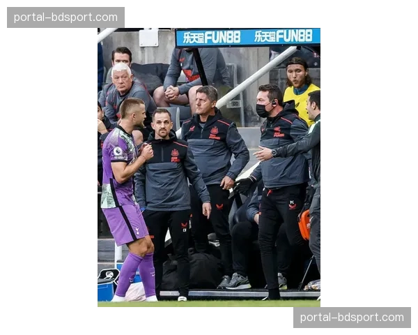 “现场:英超比赛因球迷突发疾病中断,双方队医紧急入场施救” “现场:英超比赛因球迷突发疾病中断,双方队医紧急入场施救”