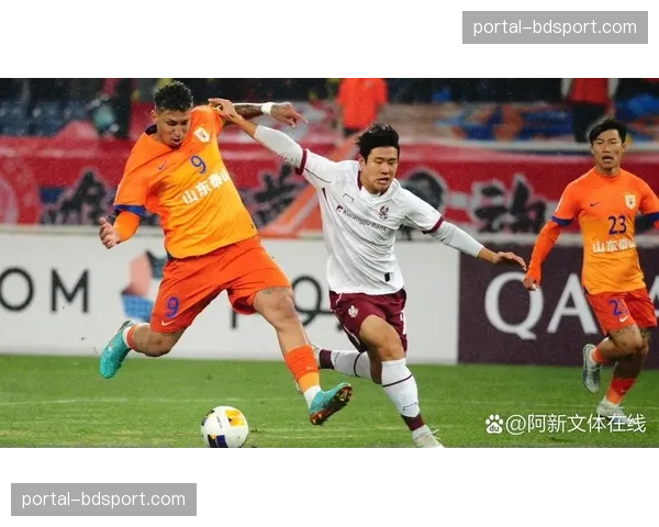 雨战中的温情，热那亚球迷向客队看台抛出雨披获掌声