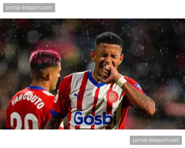 特写:补时阶段绝平后,赫罗纳老将斯图亚尼跪地亲吻队徽 特写:补时阶段绝平后,赫罗纳老将斯图亚尼跪地亲吻队徽