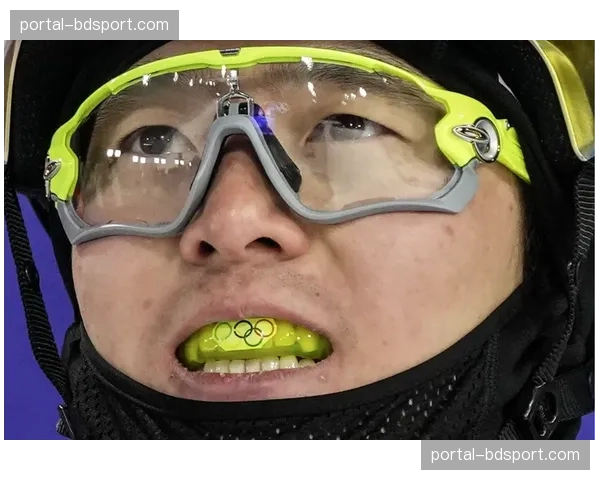 特写：比赛因选手护齿脱落意外中断，教练飞奔入场递上新护齿